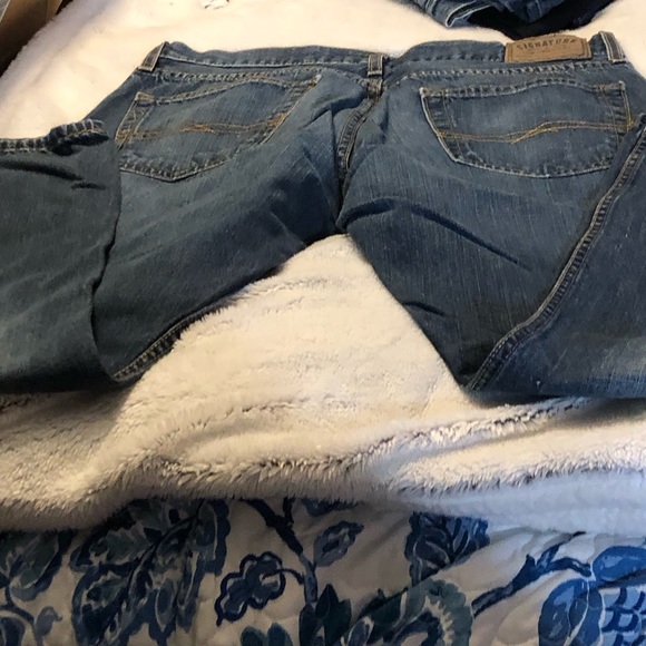 Signature Levi Strauss & Co. Slim Straight Superior Fit 2 small holes right knee - Picture 5 of 6